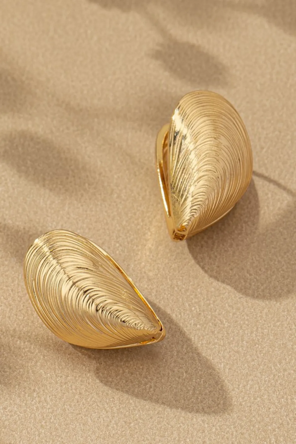 GOLDEN CLAM EARRINGS