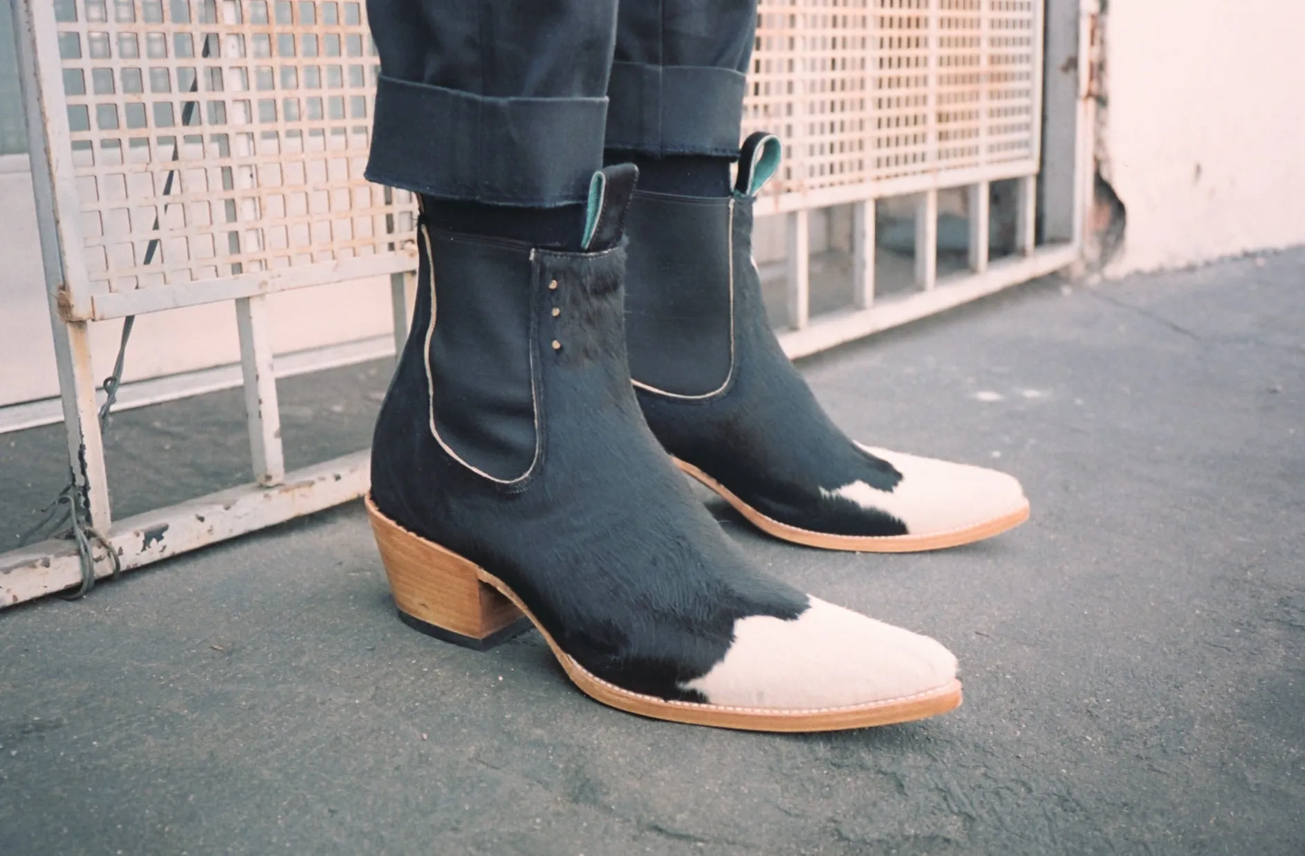 No.1001 FREEWAY chelsea boot Black   White Fur WOMEN